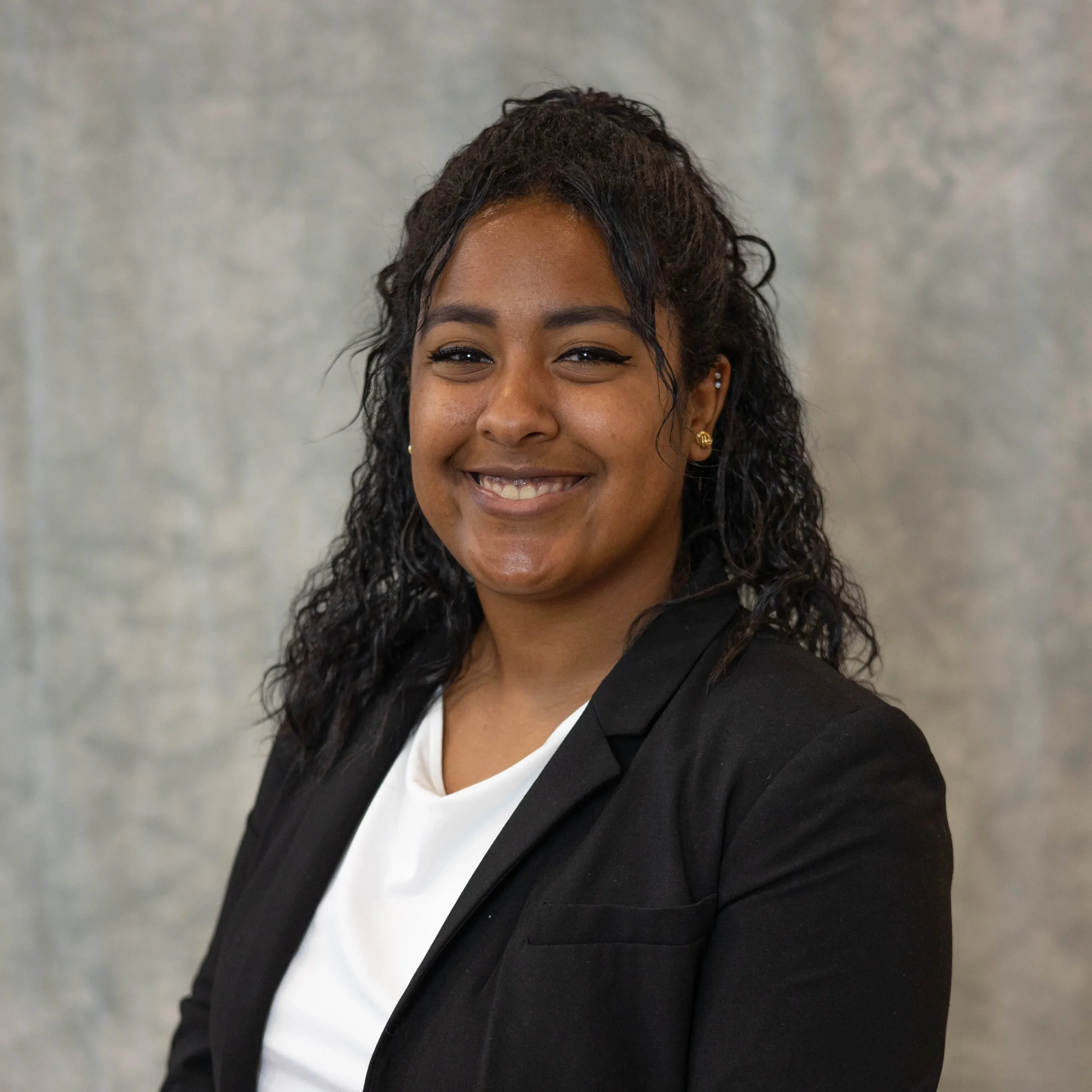  Veronica Alarcon - Front Desk Receptionist